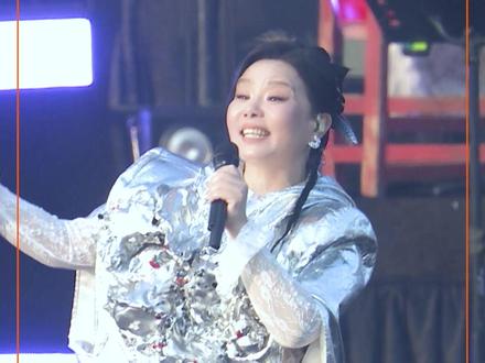 #中山草莓音乐节 龚琳娜《何处是天堂》演出现场。人与天地相连,每一次呐喊,都直指大地与内心。大地苍茫,何处是天堂?一步一叩,本已在天上。#演出不戒断 #音乐现场 #舞台演出现场 #音乐节