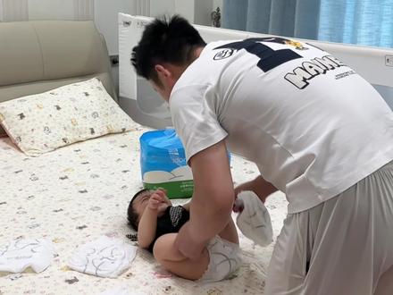 爸爸:我这教女儿呢,哪有空晾衣服~#靠谱奶爸 #养娃趣事 #爸爸带娃#一朵纸尿裤 #一朵无感薄纸尿裤