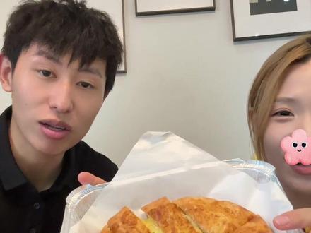 一周零食不重样,今天搭配着榴莲饼,给大家介绍多款好吃小零食。#拼多多#零食推荐#这也太好吃了 #榴莲饼 #情侣吃饭日常 @黑马 @苦练化妆的晚樱