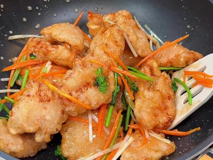 东北锅包肉 放假在家给孩子安排了东北的锅包肉,外酥里嫩,酸甜可口,孩子吃完还想吃#锅包肉 #加点滋味