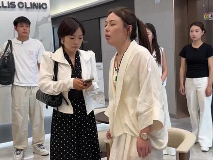 这件事真是颠覆了我对蔡可的认知,他们一家人竟然趁着我去国外谈合作,偷偷把房子过户给大姑姐了,看视频后一下有点蒙……最终我还是个外人,既然好人难当,那我就不当了,这次谁也别劝我……一套婚房你就真的认为我会无所谓,不在乎嘛,我在乎是你的感受,而你只是一次次尝试挑战我的底线罢了!