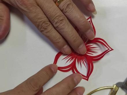 教大家随手剪一朵迎春花#剪纸教程 #抖音小助手我要上热门 #非遗传承 #省工艺美术大师温涛 #温涛剪纸 @DOU+小助手