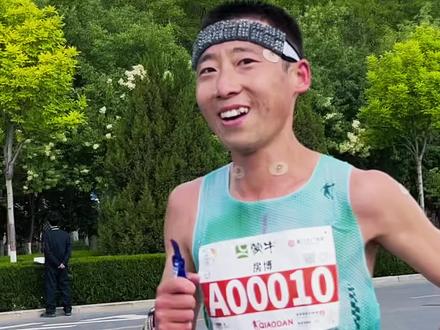 28公里处遇到房博,竟然问我后面有没有人,他自己不回头嘛? #2026银川马拉松 #银川马拉松 #房博#王乐 #运动是一场与自己的较量