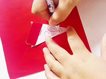 制作五折团花剪纸,要把正方形纸张对角反复折叠五次,使其成为小巧的等腰锐角三角形,接着在折好的纸面上画出心仪的花纹轮廓,像花瓣、卷草、云纹这类都很合适,剪去不需要的部分后小心展开,就能收获一朵纹样对称、别致精美的五瓣团花。#剪纸教程#剪纸教程分享 #折纸方法#非物质文化遗产