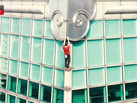 《徒手独攀台北101》:全程无保护措施,徒手登顶508米高楼 #徒手攀岩 #台北101 #dou来聊影视