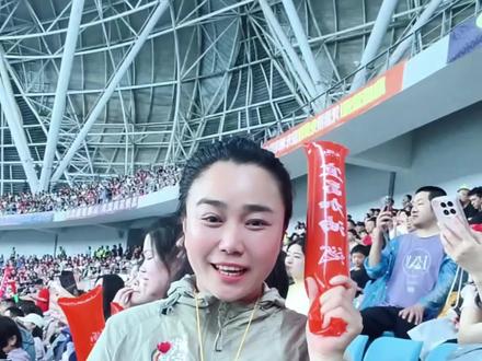 江西表妹助威楚超恭喜宜昌东阳光,也预祝今晚赣州队夺冠#楚超 #足球 #江西老表干一杯
#毛铺居然出了绿瓶 #以一杯醒春酒打开春天