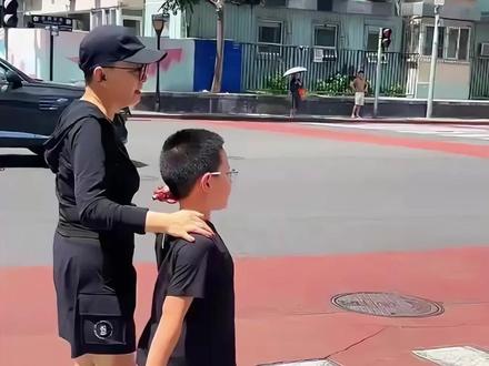 宋丹丹带孙子逛街被偶遇,孙子长得像爷爷 ,但却跟奶奶姓宋