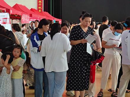 乐平中学举办2025届高考招生咨询会,57所高校现场助力考生志愿填报#江西乐平 #高考 #志愿填报