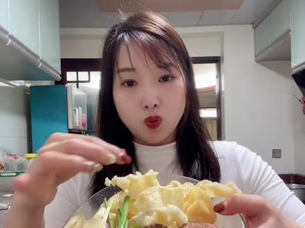 #满满的胶原蛋白 教大家炸鱼胶如何焖煮【炸鳔】潮汕宴席中最常见到的,一般都是焖煮比较多,刚炸好的鳔,回去泡4~5个小时水 就可以煮啦,加点肉沫,香菇,焖煮,满满的胶原,口感佳👍#抖音美食推荐官 #教程