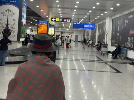 凌晨2点落地乌鲁木齐机场,提取行李以后,不出机场,静姐带我住胶囊酒店,休整几个小时,7点我们又要出发飞和田啦,第一次在机场里中转,第一次住机场里面的酒店,进去洗漱一下,敷个面膜,换身衣服,又要出发了。