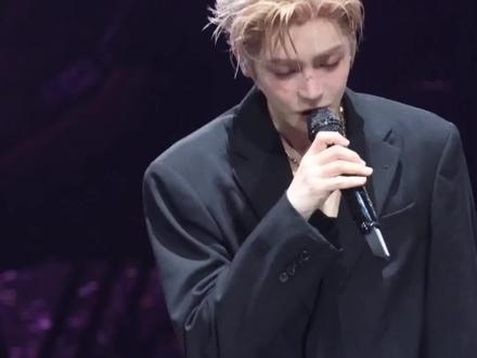 爱能克服远距离 多远都能在一起#侯明昊#演唱会#泪目#多远都要在一起#舞台@侯明昊 @DOU+上热门 #侯明昊南京演唱会 #演唱会