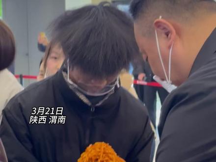 3月21日,陕西渭南。菜夹馍大赛第一组完赛,来自渭南新东方烹饪学校的17岁学生王太安,他制作的菜夹馍重达1455.4克,王太安表示,自己就是随手夹的,并且有信心把这份超大夹馍全部吃完。#菜夹馍大赛 #渭南 #菜夹馍 #现场直击 #硬核