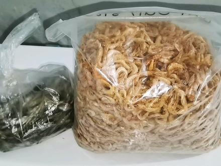 湖南野生小河虾,晒干后配着辣椒大蒜一起炒真是鲜美