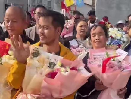 场面隆重!荒野荒野求生冠军山山回家!荒野韦山回到老家,敲锣打鼓,鞭炮烟花!还有情报大队奶姥排着长队围观!#荒野韦山#荒野求生