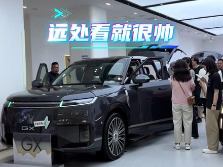 小鹏赢麻了,同一个商场,其他竞品门店都没什么客流量,除了小鹏门店!#小鹏GX太火爆了
#小鹏GX价格炸裂
#小鹏GX
#小鹏汽车