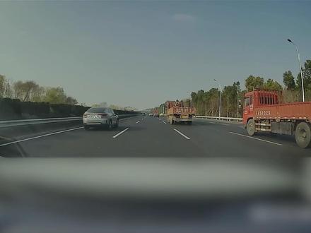 很多人会说自己一打灯后车就加速,这往往就是因为太多车变道抢过来就龟速把后车堵住,久而久之后车就会默认前车变道会堵路,就会不想让它们变道过来。
#开车第一视角 #行车记录仪视角 #驾驶技巧 #防御性驾驶 #开车注意安全