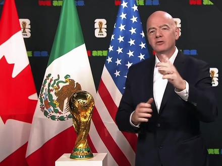 足坛要变天了!布冯提议扩大球门,国际足联真在琢磨这事!现在门将个个快两米大高个,身体壮得像头牛,远射想破门简直比登天还难,矮个门将直接被卷到没活路!这球门从1875年用到现在就没改过,当年够用现在窄得离谱,30年前5脚远射稳进1球,如今50脚能进3球都算烧高香,进球越来越少,精彩度大打折扣,谁还愿意熬夜看球啊!#布冯#实况足球手游#实况足球online#易球成名计划