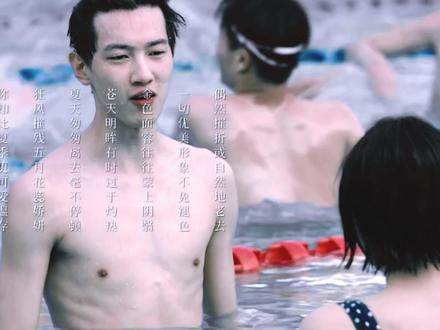 真的太真实了吧……明明两个人都暗恋对方但就是不说!有时候会突然的两个人不说话了 但是也找不到原因!但是只要对方一个人主动,两个人就会突然和好了~这就是青春期懵懂的心动啊 这里有一个片段我觉得拍的特别好就是 当张俊突然闯入教室看到琦琦的时候 突然愣住了 琦琦也是的感觉没反应过来 双方都被吸引了 所以能看到这时候琦琦的眼神没有闪躲能直接和张俊眼神对视了,后来张俊被撞了一样一下之后,两个人瞬间都反应过来了,琦琦这个时候眼神就开始闪躲了,这段拍的真的特别好!#邬家楷 #赵今麦 #那些年回不去的年少时光 #罗琦琦张骏