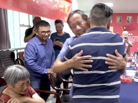 今年第42对,寻亲民警商师傅每次在现场开心地大笑,而且笑得最大声!!!#寻亲 #传递正能量 #双胞胎 #宝贝回家之万家团圆