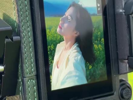 一个人怎么拍出蓝调油菜花自拍?超简单! #自由感拍照 #打光教程#一个人拍照 #智云M60Ultra#智云