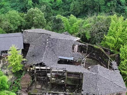 四川深山藏着一座神秘古堡,它建在一块巨石之上,四周环绕着护城河,防御体系堪称一绝!#历史古迹 #神秘 #古堡
