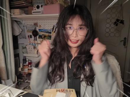 今天画的是《海边的卡夫卡》第一章卡夫卡站在镜子前看着来自父母遗传基因的自己面庞想抹去却无能为力。
艾瑞克·埃里克森推出个体必须成功通过一系列的心理社会发展阶段,每个发展阶段都会出现一个主要冲突和危机。埃里克森认为人的一生分为八个发展阶段。而卡夫卡4岁正处于心理社会发展的第三个主动对内疚的阶段,这时看着母亲带着姐姐的离开,父亲将母亲开的怨恨转嫁到卡夫卡身上,使得卡夫卡缺少自我价值感,4岁的他感觉被全世界抛弃。从而在他成长过程中产生了“暴力”“分裂”等心里问题。他也想抹去自己身上从父母继承而来的遗传基因,书中说到:“如果想把那赶走的话,除非我把我自己从我的体内驱逐出境。”所以在他15岁时,他选择了离家出走,试图通过自我放逐寻找身份认同。他的旅程既是物理上的逃离,也是精神上对“成为最顽强的15岁少年”的成长试炼。#村上春树 #海边的卡夫卡 #挑战把一本书画成100张画 #知识点亮她 #她们的精选