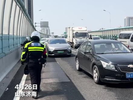 4月26日,山东济南,一位摩托“骑士”因为上班即将迟到,当着交警面骑摩托上高架。交警快速反应,叫停摩托车驾驶员现场教育。小编提醒:安全才是最近的路!#山东dou知道