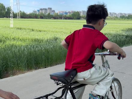 二八小杠自行车 还记得你第一次骑二八大杠自行车吗?是怎么学会的?回忆童年时光。#二八大杠的童年回忆 #老式自行车骑行记忆 #二八大杠自行车 #二八小杠自行车#回忆