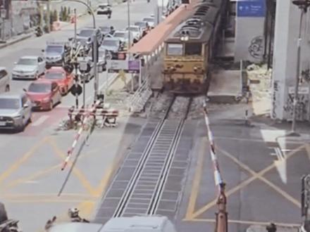 2026年泰国火车撞公交车事故还原 #火车#铁路#高铁