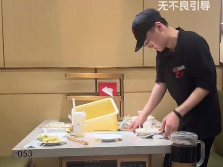 服务员小哥下班回去打开手机天塌了(仅供分享 无不良引导)#离谱 #万万没想到 #服务员 #娱乐评论大赏 #大数据推荐给有需要的人