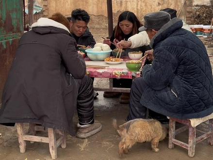 世豪叔叔回来了,正好粉条和变蛋都做好了,让一家人都尝尝,久等了朋友们,想吃的明天见!#我的乡村生活 #记录真实生活