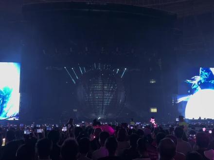 #现场版live #音乐现场 #周杰伦 #周杰伦嘉年华世界巡回演唱会 周杰伦天津Day1 开场 半兽人 本草纲目 说好不哭 我落泪情绪零碎。开场真的直接泪目,半兽人一起鸡皮疙瘩都起来了,他还是那个无所不能的超人周杰伦。 不要说什么降调 倒嗓等等的屁话。上山的人永远不配嘲笑下山的神。更何况杰伦的地位和成就 不是随随便便就能撼动的。我相信就算他80岁出来开演唱会,哪怕一首不唱,我也会拄着拐买票进场,哪怕只是听他说说话。因为周杰伦对于我们来说 ,已经不是简单的一个歌手或是明星。他的音乐伴随我们成长,是我们的青春,也会是我们今后生活中不可或缺的一部分。