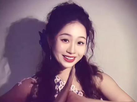 回复 @北半球七月的评论 宝宝老师们~快叫上闺蜜一起来学这个超火的新中式手势舞《弥渡山歌》!后面还有0.8倍速沉浸式跟练喔~#手势舞教程 #一学就会系列 #弥渡山歌phonk版 #卡点舞 #25SIGN
这个视频@²⁵ 分成两个部分来教你:
第一部分是0.6倍速的详细讲解🌻
(通过上下两行字幕对照记忆喔)
上面一行是动作解析,括号里会标上(对应的歌词)
下面一行是歌词提示,用“/”划分节奏(对应每一个动作)
🌷亲亲要注意上下字幕动作和歌词中的“/”对应🌷
没有歌词的地方听鼓点,节奏是“1️⃣哒2️⃣哒3️⃣哒4️⃣”,每个“哒”都有动作,记得要先回正喔~
第二部分是0.8倍速的沉浸式跟练🌻
25只在下方标注歌词并用“/”划分节奏,也算给大家一些小小的提示,让大家跟跳更顺畅~
宝宝老师们学会啦记得交作业喔~
期待看到大家美美的视频!💗