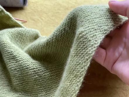 三角围巾边缘整齐的织法。具体教程在第二个置顶笔记哦。
#棒针编织 #羊绒围巾 #手工礼物 #纯羊绒 #新手教程