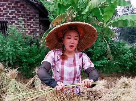 好多朋友不会扎稻草,我慢动作教你们一遍,估计只有60、70、80后的农村人看得懂#上热门@抖音小助手