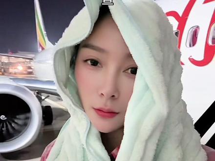 终于从非洲回国啦!从疫区回来的人,落地后第一时间就做了埃博拉病毒检查~
今天想跟大家聊聊从非洲飞广州的整个过程。回到中国的感觉真的太好啦,那种发自内心的愉悦和即将和家人团聚的期待,只有海外打工人才能懂吧!
对啦,给准备回国的朋友提个小建议:上飞机时记得多带一件衣服,不管是飞机上还是中转的时候,都会有点冷哦~
#记录自己的点点滴滴 #我们都在各自奔向不同的人生 #随意拍记录自己 #非洲#中国