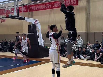 #邹城市篮球联赛 🏆拿下
犯规大战 无语的一场比赛.