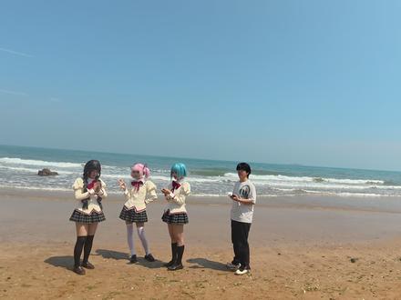 用好85焦段,在海边轻松拍5个魔法少女! 最近刚刚在青岛拍了一组魔法少女小圆主题的团片,对于很多摄影来说,之所以害怕接团片的拍摄,不止是因为团片拍摄难度是乘法递增的,更在于团员之间的情绪会传播和扩大的,所以对于没有多少团片经验的我来说,对我来说面对这种挑战,前几张的满意程度是非常重要的!
之所以这次拿85gm2作为团片的开头,正是因为85焦段景深和虚化能够很好的给画面做减法,突出人物重点,大大降低拍摄难度,而且用85焦段可以从公式照切入,不用过多考虑构图,比如使用固定的前景构图、框架构图、对称构图等等都可以。构图上相对来说比较轻松,加上这只镜头的画面解析力强,拍摄大景、单人分镜都非常好用!
到了夜景蓝调白裙部分,由于环境光的减少,要一个大光圈的镜头进行单人拍摄,85gm2的1.4大光圈和极强的对焦对于夜景微弱的环境光下,面对5个魔法少女,抓拍烟花动态图也是不在话下,唯美的虚化和画面表现搭配前期暖光和蓝调天空的氛围也给团片最后留下了满满情绪价值!
最后总结起来,85GM2画质、虚化都很优秀。另外重量相比上一代也有精简,日常搭配A7M4拍摄一整天不会累,挺轻的,长期、多场景使用也非常也足够了
#索尼85gm2 #氛围感 #摄影 #魔法少女小圆 #cos