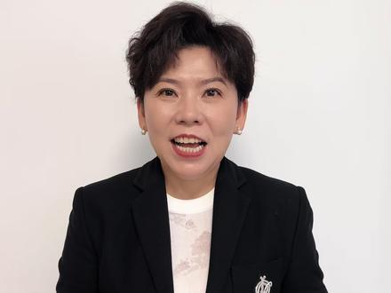 大家都知道全运会的单打是地狱级的难度,但是王曼昱和孙颖莎在今天的女单决赛中为大家奉献了一场教科书级的比赛,强烈建议所有运动员和业余爱好者都要反复研究学习每分的技术和心态。在这个过程中,我们看到了非常多的波折,今天的比赛充满戏剧性,非常drama。
我相信很多朋友与我一样都非常紧张和激动,因为场面真的非常好看。比赛过程中有很多门道和味道值得我们品味。她们现如今的水平,每一次的出手、变化、落点、旋转、意识都是具有非常强的目的性。
这里的各种变化,是她们能力和心态的稳定性的的体现。我建议大家再仔细观看这场比赛的录像,无论是年轻队员还是业余乒乓球爱好者,可以学习到非常多的技战术打法、变化、控制力和反控制力。
在双方全程高水平的输出中,祝贺曼昱最终获得胜利。莎莎也可以从比赛过程中进行总结。对于专业人员而言,我们必须非常关注所有比赛的细节和颗粒度,总结每一场比赛和每一局球的得失,这样才能够让自己更加成熟,为今后的比赛打下更好的基础。
今天这场比赛非常过瘾。我想无论是曼昱还是莎莎都要好好总结,她们仍然有很多路要走。毕竟在奥运周期里,我相信她们还会不断见面和比赛。#亚萍姐的乒乓时间 #2025全运会