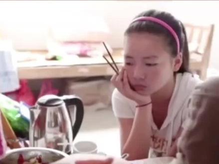 妈妈离家出走,5岁的黄凤一个人扛起照顾病重父亲的重担,8年间不离不弃,为年轻懂事的小黄凤点赞!