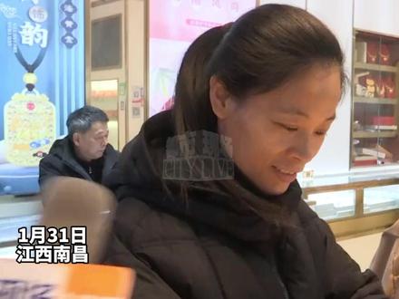 国际金价昨夜大跳水,市民一大早准备花十几万元买金饰。#国际金价大跌 #市民一大早准备花十几万元买金饰 #江西dou知道
