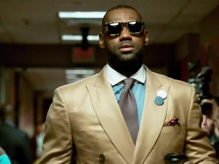 是实力封神还是刻意剧本?复盘 16 年总决赛全程争议 2016 年 NBA 总决赛,至今仍是联盟争议最大的一轮系列赛。坐拥 73 胜历史战绩、被外界普遍看好的巅峰勇士,手握 3-1 领先、夺冠概率高达 97%,却被骑士完成 NBA 史上独一份的 1-3 大逆转。这场对决,究竟是詹姆斯逆天救赎的封神之战,还是联盟刻意编排的剧本?#NBA #篮球 #库里 #勒布朗詹姆斯