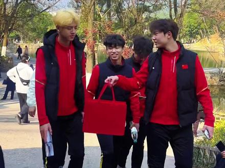 春风得意马蹄疾,粉红郎君赵文荻!
欢迎湘超常德队队员、教练组及工作人员来到伟人故里韶山参观、瞻仰、学习!红色思想战无不胜,决赛见!@赵文荻 @XC-陈金剑
#湖南韶山#湘超常德队#伟人故居#赵文荻 #陈金剑