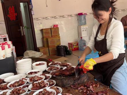 老谭胆子太肥了!竟然敢骂老丈人!终于知道老丈人是怎么推销的了#抖音旗舰 #抖音商城#记录真实生活 #创业日记 #四川特色宴席之坝坝宴