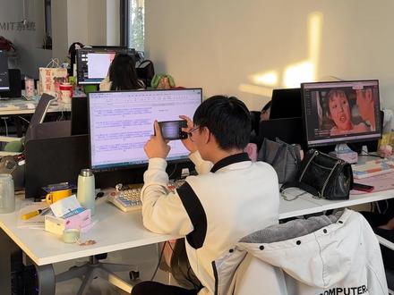 员工拿着手机!对着电脑屏幕一拍!公司的机密文件立马泄露? #拍照 #泄密 #防泄密 #防泄密软件 #数据泄露