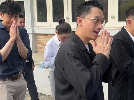 英拉儿子从英国返泰,和表姐佩通坦等家人去迎接舅舅他信出狱 #英拉 #他信 #佩通坦 #泰国头条新闻