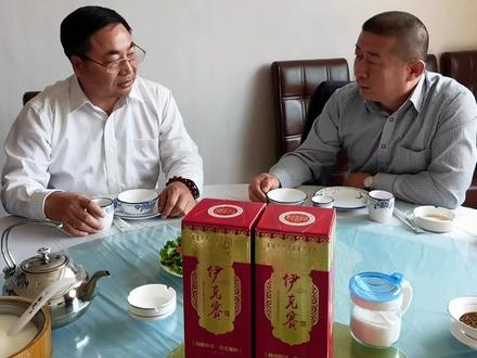 自从读了写鄂尔多斯酒文化《扣三敬二》,平头哥经常启动大碗喝酒的澎湃场面,东方奔兔本人也被顶配版扣三敬二惊到了!