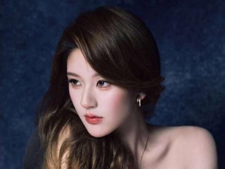 首次助农直播
仅三小时就赚2千万
高定发布仅三天
就首穿亮相
可是这样的她
却总被骂绿茶装货
到底什么样的结局
才配得上这一路的颠沛流离
#赵露思 #ai创作浪潮计划 #2025影娱年终大赏 #2025年度影娱热点 #2025年度影娱漫谈