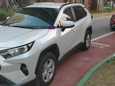 教你使21款丰田荣放这样就可以实现一键升窗和行车落锁功能! #汽车 #丰田荣放 #一键升窗 #改装 #行车落锁