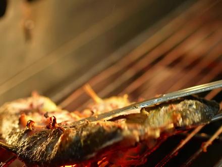 非同一般 第十二集 | 酒需陈酿,鱼要烤香,人间烟火气,烤鱼吃不腻。#抖音美食推荐官 #烤鱼 #非遗抖起来 #传统制作技艺 #泸州美食